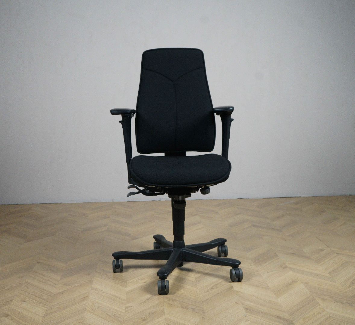 Brugt Kinnarps 6000/8000 kontorstol i sort med Free Float-funktion – ergonomisk design set forfra.
